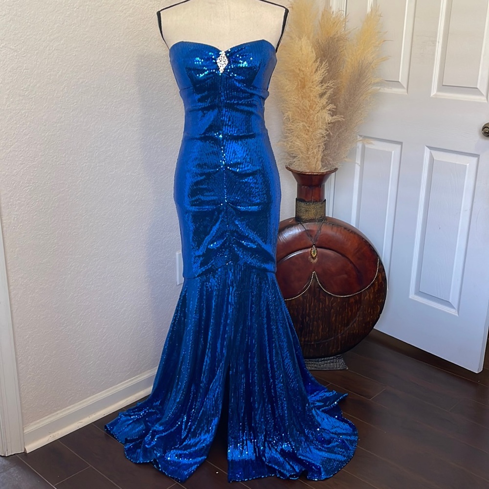 💙Stunning Camille La Vie 💙 royal blue strapless sequins ball gown, size 8